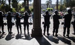 Peru karıştı, onlarca yaralı var