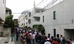 Cami yetersiz kalınca namaz 3 kez kılındı