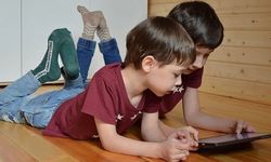 Fransa'da 15 yaş altına internet kısıtlaması