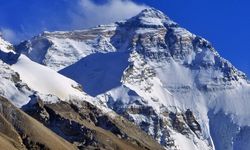 Everest Dağı'na çıkan helikopter kayboldu