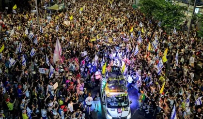 İsrail'de onbinlerce kişi Netanyahu'yu protesto etti