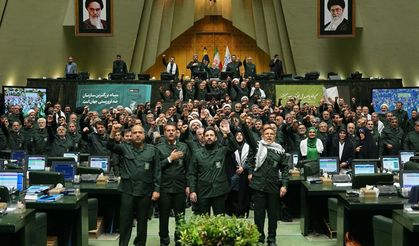İran Meclisi'nde askeri kamuflajla gövde gösterisi