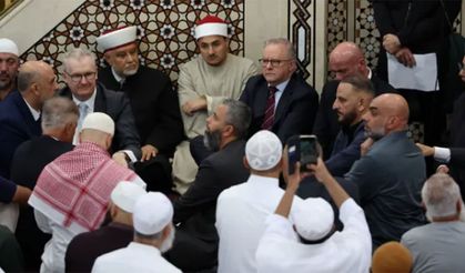 İsrail destekçisi başbakan camiye gelince gerginlik çıktı