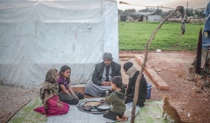 İdlib'deki kamplarda yokluk içinde iftar