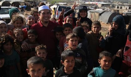 Malezyalı sanatçılar Suriye'deki ihtiyaç sahiplerine ramazan yardımı yaptı