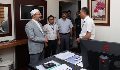 Diyanet İşleri Başkanı Erbaş'tan Medine'deki Türk Hac İşleri Ofisi'ne ziyaret