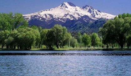 Erciyes Dağı'na eylül ayında kar yağdı