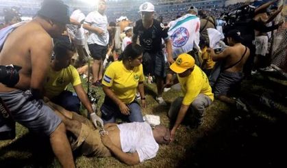 Tribünlerde izdiham çıktı, 12 kişi öldü