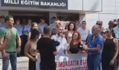 KKTC'de İslam karşıtı bir grup öğretmen eylem yaptı