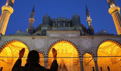 Bu gece, bin aydan daha hayırlı olan mübarek Kadir Gecesi