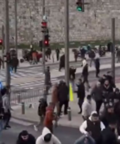 Mescid-i Aksa 60 yıl sonra bayram namazına kapatıldı, işgal güçleri namaza gelenlere saldırdı