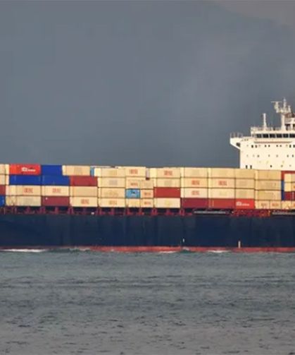 ABD Hürmüz'de İran gemisini vurararak durdurdu ve el koydu