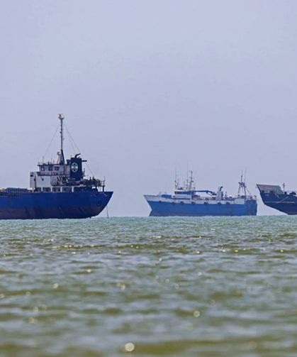 Tansiyon düşüyor: ABD saldırıları durdurdu, İran gemileri vurmadan durdurmaya başladı