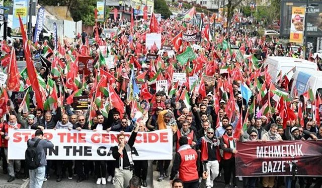 İstanbul'da "Gazze ölüyor ayağa kalk" yürüyüşü