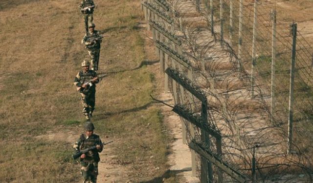 Pakistan-Hindistan sınırında çatışmalar üçüncü gününde