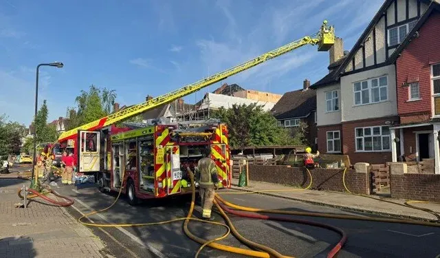 Londra'da şüpheli yangın: Üçü çocuk 4 ölü