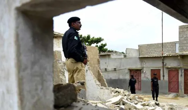 Pakistan'da okul servisine bombalı saldırı