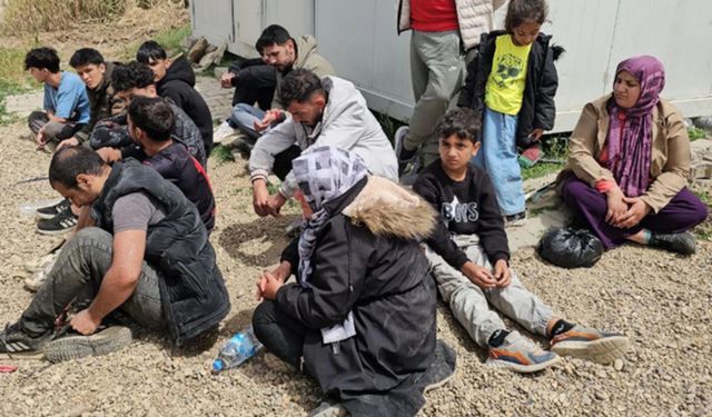 Yunan güçleri, göçmenleri gaspettikten sonra Türkiye'ye itti