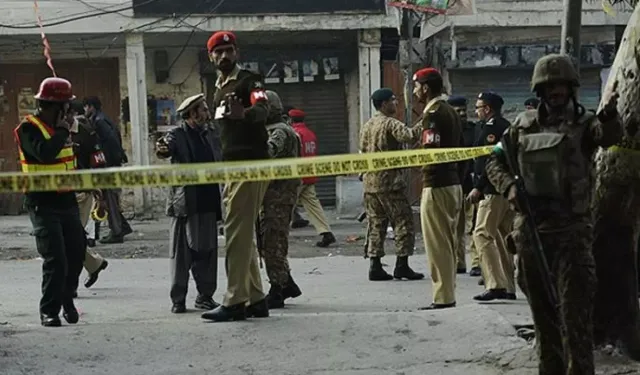 Pakistan'da bombalı saldırı, 13 asker öldü