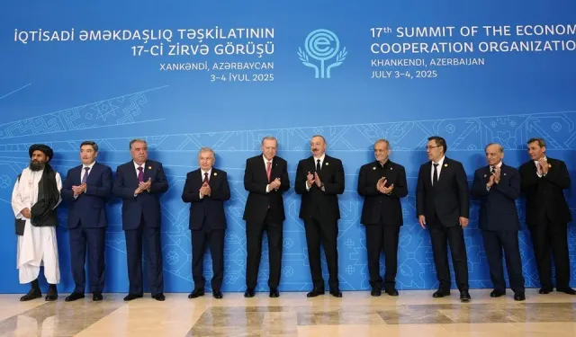 Azerbaycan'daki aile fotoğrafında Taliban da yer aldı