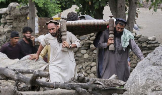 Afganistan'daki depremde can kaybı yükseliyor