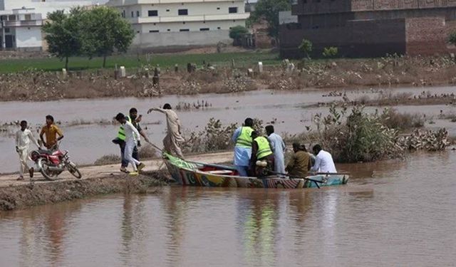 En az 500 bin Pakistanlı yerinden oldu