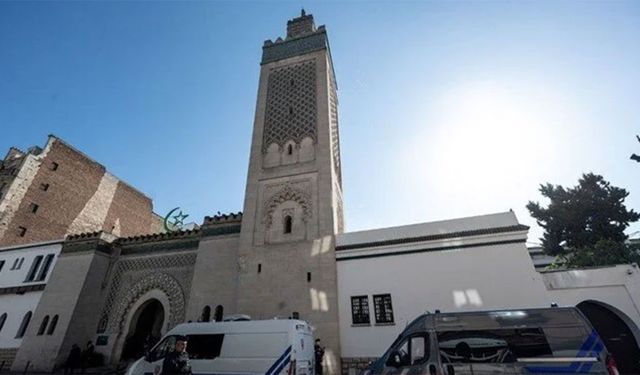 Paris'te 9 camiye eş zamanlı "domuzlu" saldırı