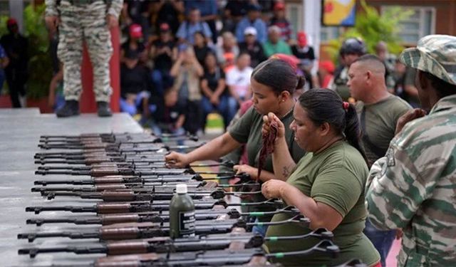 Venezuela'da siviller Amerikan tehlikesine karşı silahlanıyor