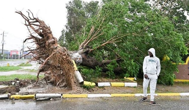 Kasırga Jamaika'yı yerle bir etti