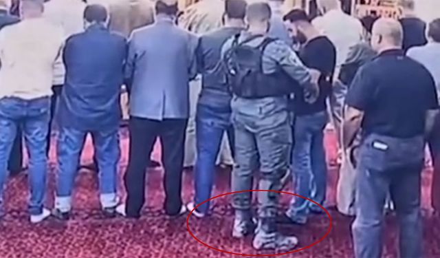 Kanlı postallarıyla camiye girip kimlik kontrolü yaptı