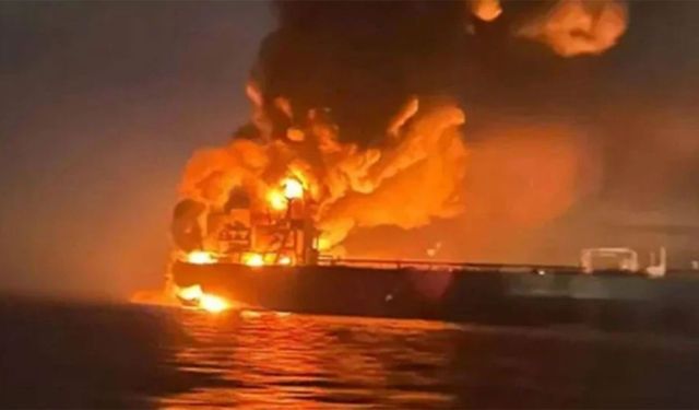 Karadeniz'de vurulan gemi ikinci kez isabet aldı