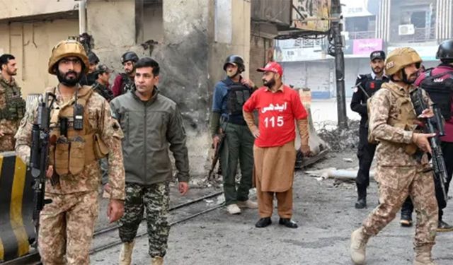 Pakistan'da karargaha intihar saldırısı