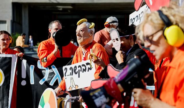 Affını isteyen Netanyahu protesto edildi