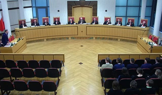 Polonya, Komünist Parti'yi yasa dışı ilan etti