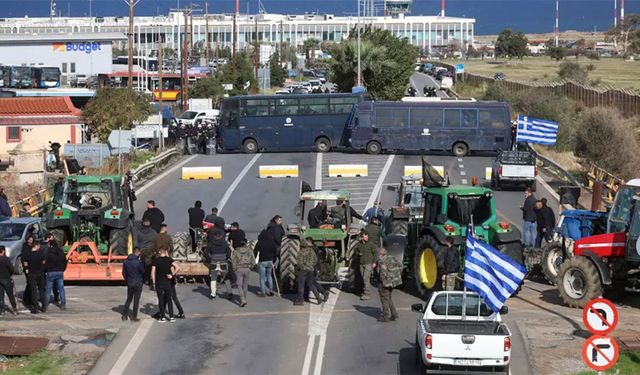 Çiftçiler havalimanını işgal etti, polislerle çatıştı