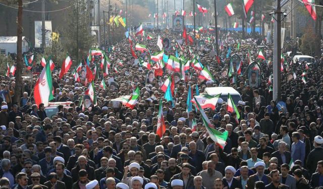 İran'da rejim yanlıları da meydanlara döküldü
