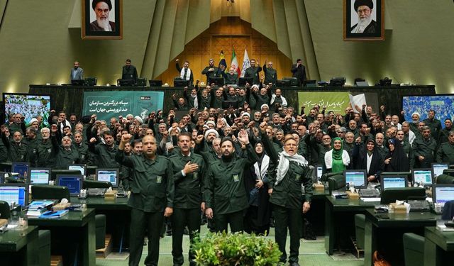 İran Meclisi'nde askeri kamuflajla gövde gösterisi