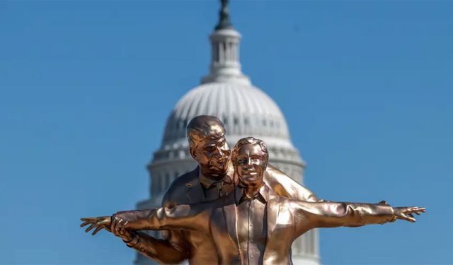 Trump ve Epstein heykeli ABD başkentinde sergilendi