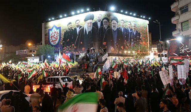Tahran'da onbinler ABD ve İsrail'i protesto etti