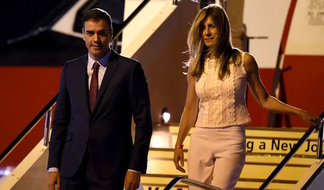 Eşinin pasaportuna el kondu