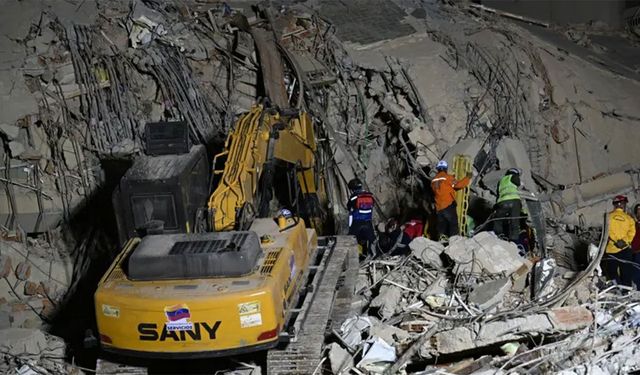 Depremde can kaybı 920'ye yükseldi, 50 binden fazla kişi kayıp