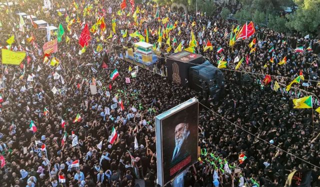Hamaney için Irak'ta düzenlenen cenaze törenine yüzbinler katıldı
