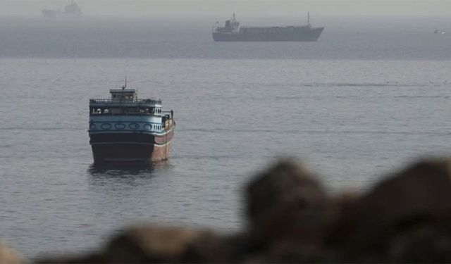 Hürmüz'deki sessizlik ablukayı delmeye çalışan bir gemiyle bozuldu