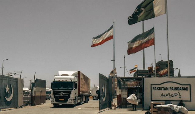 Pakistan, İran ile ticaret koridorlarını kapattı