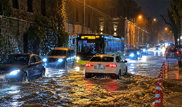 İstanbul'da sağanağın bilançosu açıklandı: 1277 su baskını, 15 heyelan! Vali Gül'den 15 Ekim uyarısı