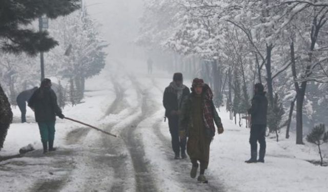 Afganistan'da donma tehlikesine karşı binlerce bağımlı sokaklardan toplandı