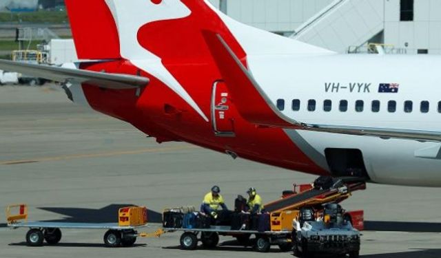 İçinde 100 yolcu bulunan uçak, Sidney'e acil iniş yaptı