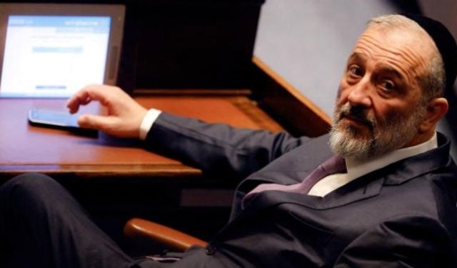 İsrail'de Şas Partisi lideri bakanlıklardan azledildi