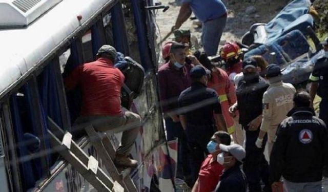 Meksika'da minibüs uçuruma yuvarlandı: 3 ölü, 35 yaralı