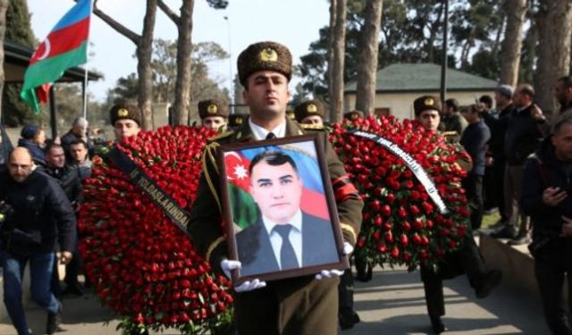Tahran'daki saldırıda şehit olan Azerbaycanlı güvenlik amirinin cenazesi defnedildi